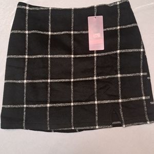 Fashion on earth women's black and white plaid mini skirt. Size L.
